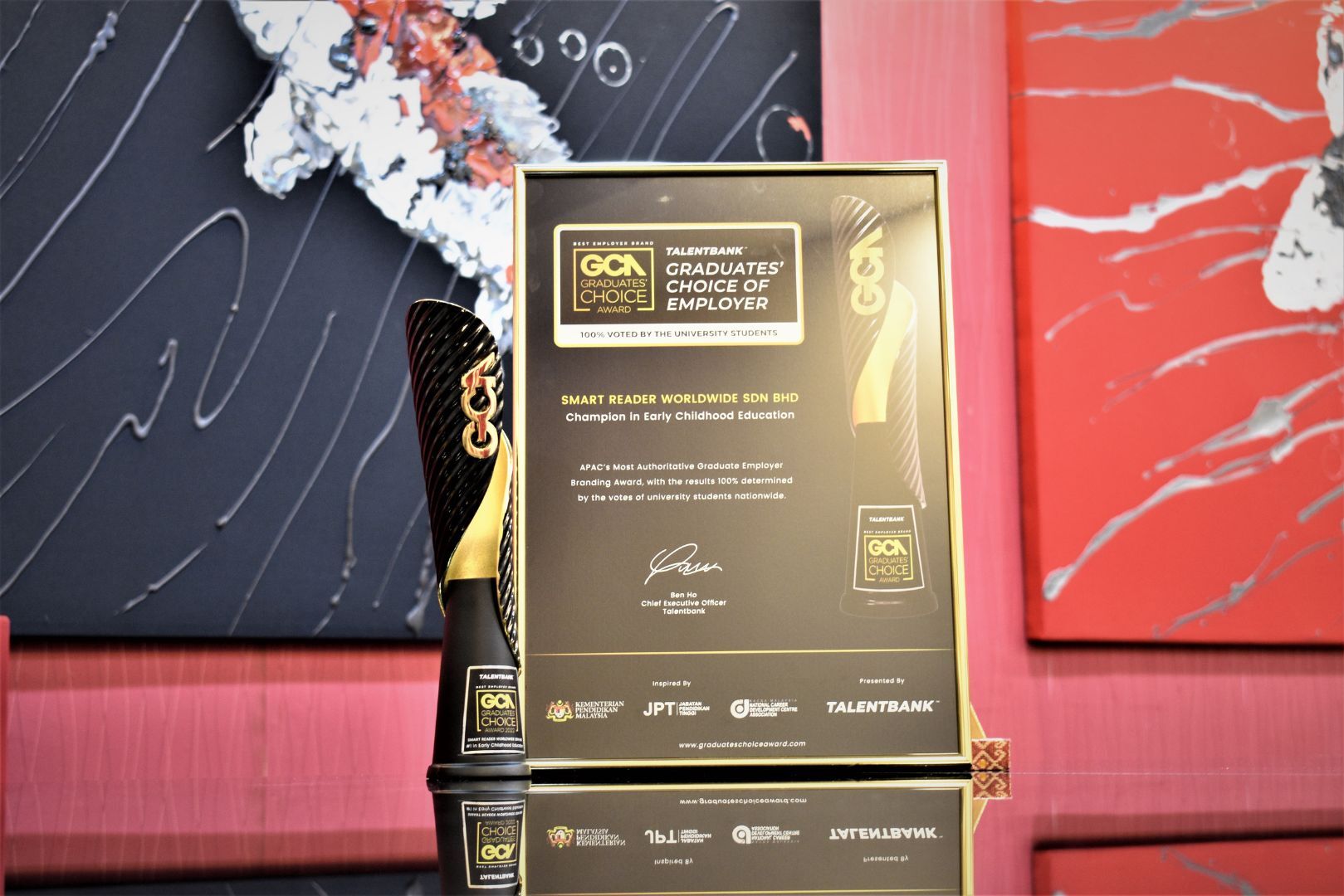 Image from: The winner of the 2023 Graduates' Choice Award is Smart Reader® Worldwide