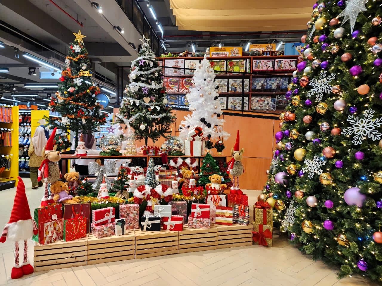 Image from: It’s the Christmas season at MR D.I.Y.