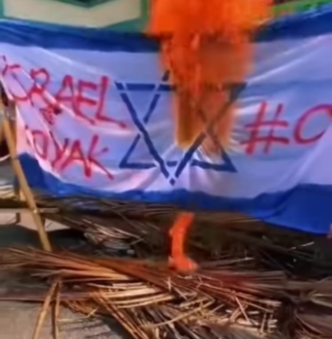 Image from: Man burns Israel flag with fire arrow