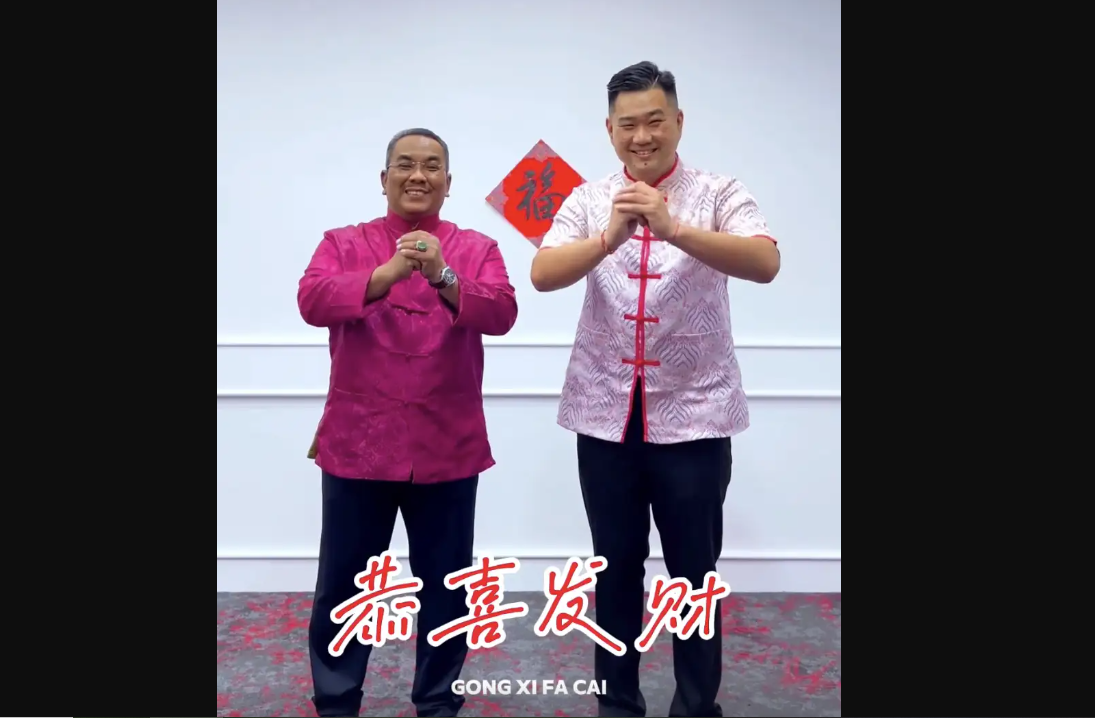 Image from: Pro-PAS Dayangku Intan berates DAP candidate for donning 'tudung' but what about Sanusi wearing Tangzhuang for CNY?