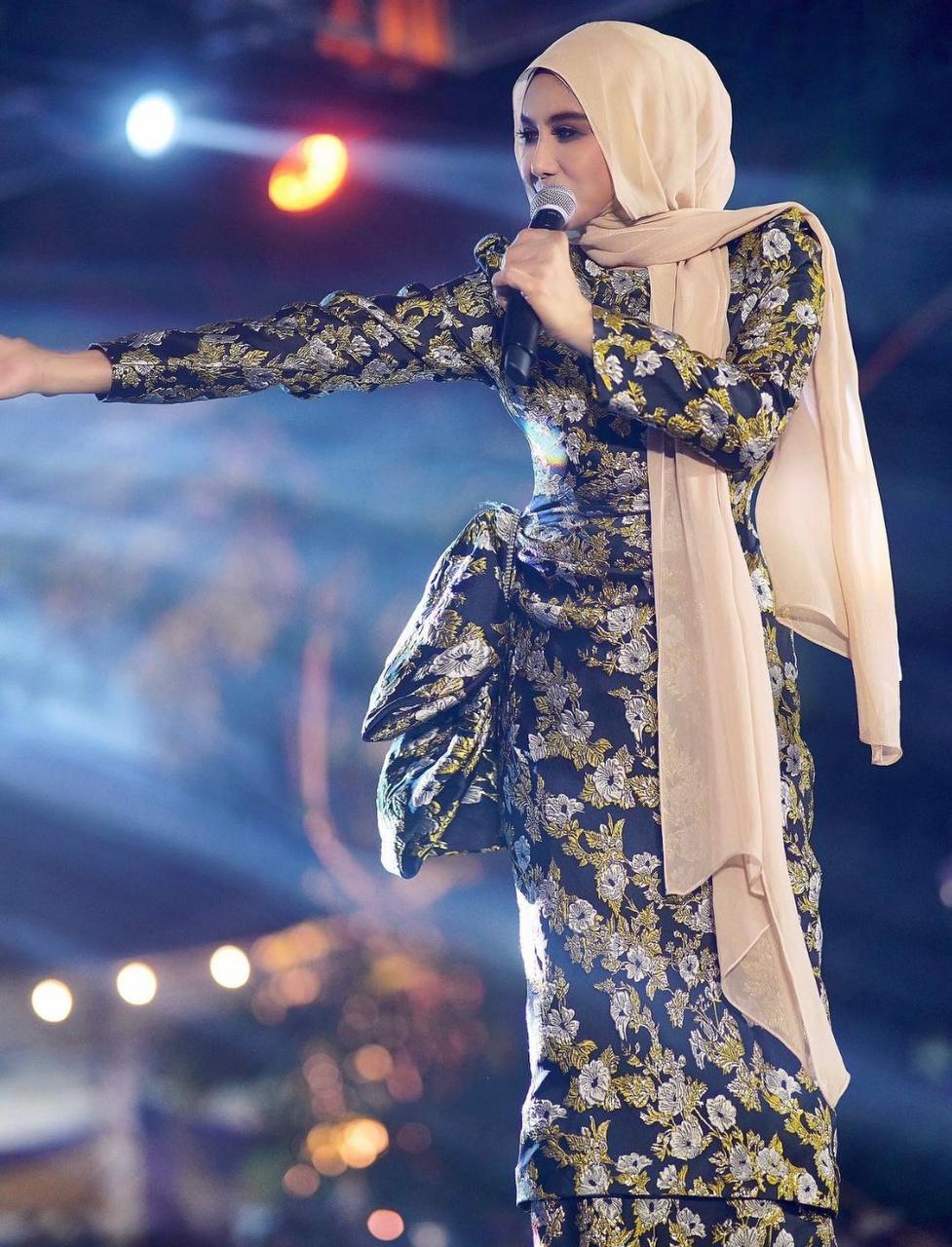 Image from: Kekal Jelita Meskipun Sudah Berusia Setengah Abad! 5 Artis Wanita Ini Memang Awet Muda Bak Anak Dara — Bahagian 2