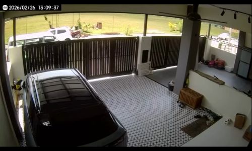 Courier worker destroys porcelain plates after tossing parcel over gate - na2ifa