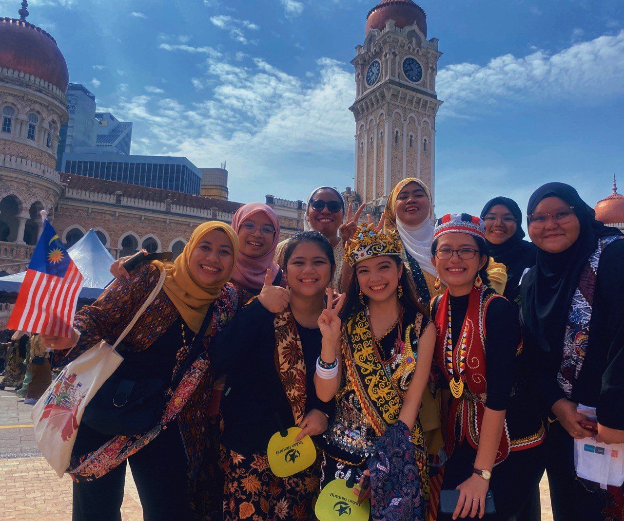 Image from: ‘Keretapi Sarong’ Kemeriahan dan Keunikan Sambutan Hari Malaysia