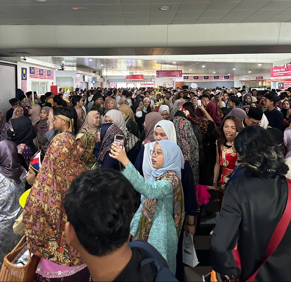 Image from: ‘Keretapi Sarong’ Kemeriahan dan Keunikan Sambutan Hari Malaysia
