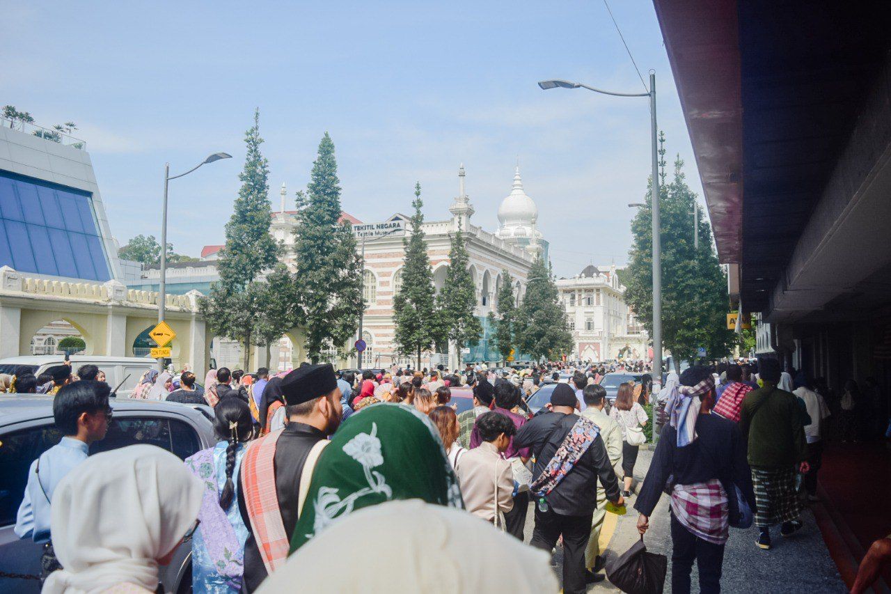 Image from: ‘Keretapi Sarong’ Kemeriahan dan Keunikan Sambutan Hari Malaysia