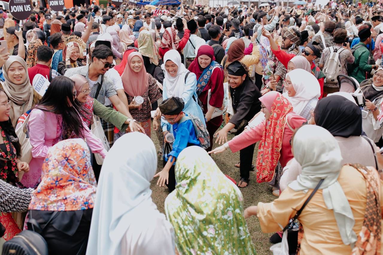 Image from: ‘Keretapi Sarong’ Kemeriahan dan Keunikan Sambutan Hari Malaysia