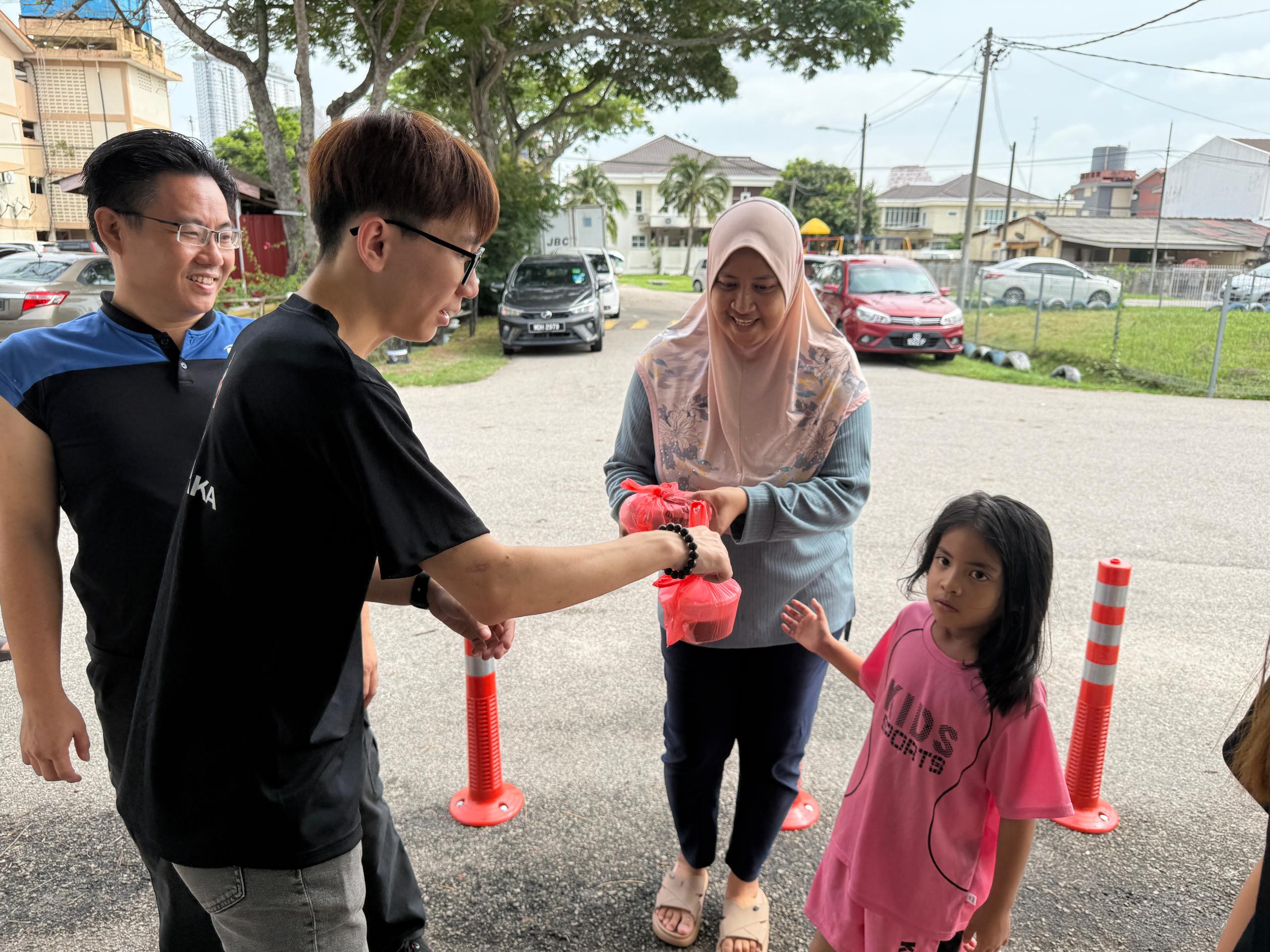 Image from: Memasak dan Mengagihkan Bubur Pulut Hitam Sempena Bulan Ramadan (DAPSY Kota Melaka bersama JPKK Bukit Tempurung)