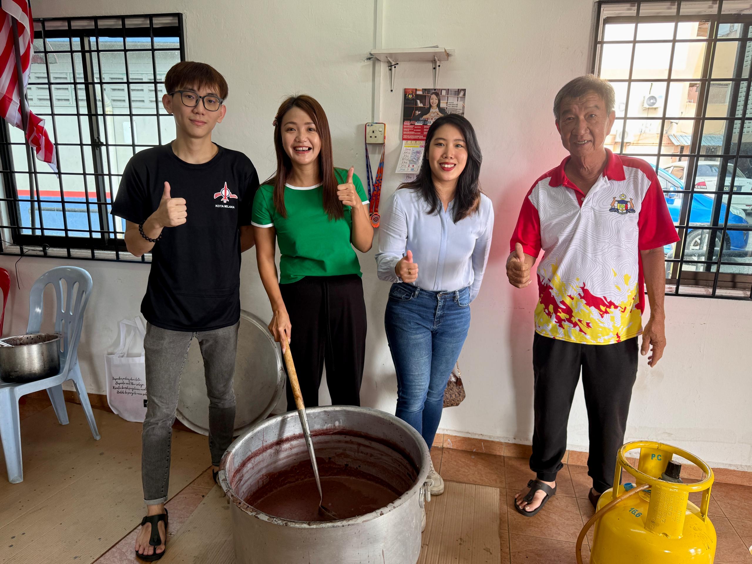 Image from: Memasak dan Mengagihkan Bubur Pulut Hitam Sempena Bulan Ramadan (DAPSY Kota Melaka bersama JPKK Bukit Tempurung)