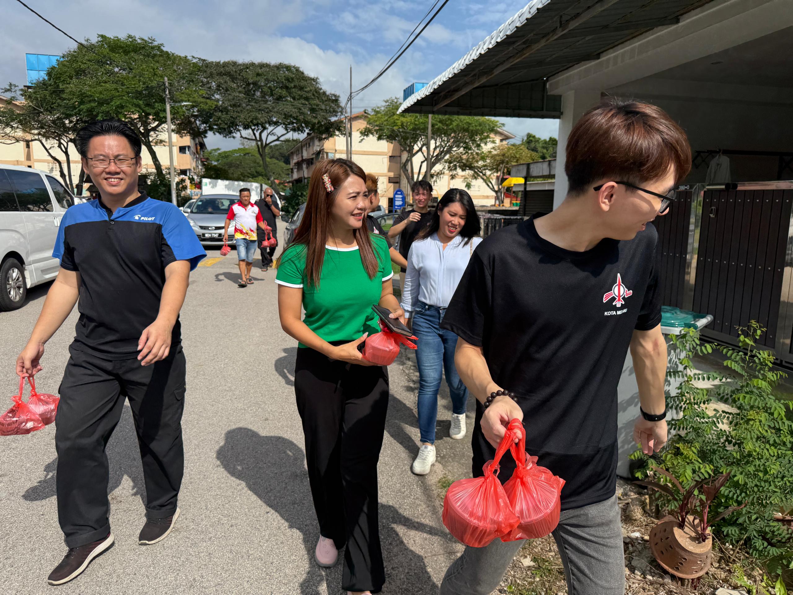 Image from: Memasak dan Mengagihkan Bubur Pulut Hitam Sempena Bulan Ramadan (DAPSY Kota Melaka bersama JPKK Bukit Tempurung)
