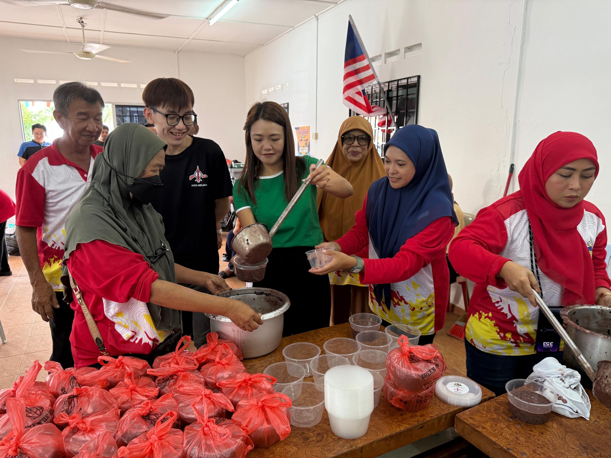 Image from: Memasak dan Mengagihkan Bubur Pulut Hitam Sempena Bulan Ramadan (DAPSY Kota Melaka bersama JPKK Bukit Tempurung)