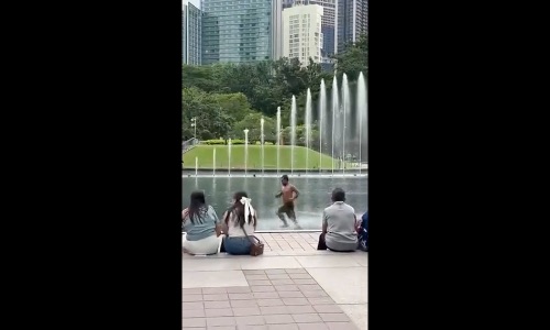 Man runs around KLCC lake half-naked - nanmanjoi8715