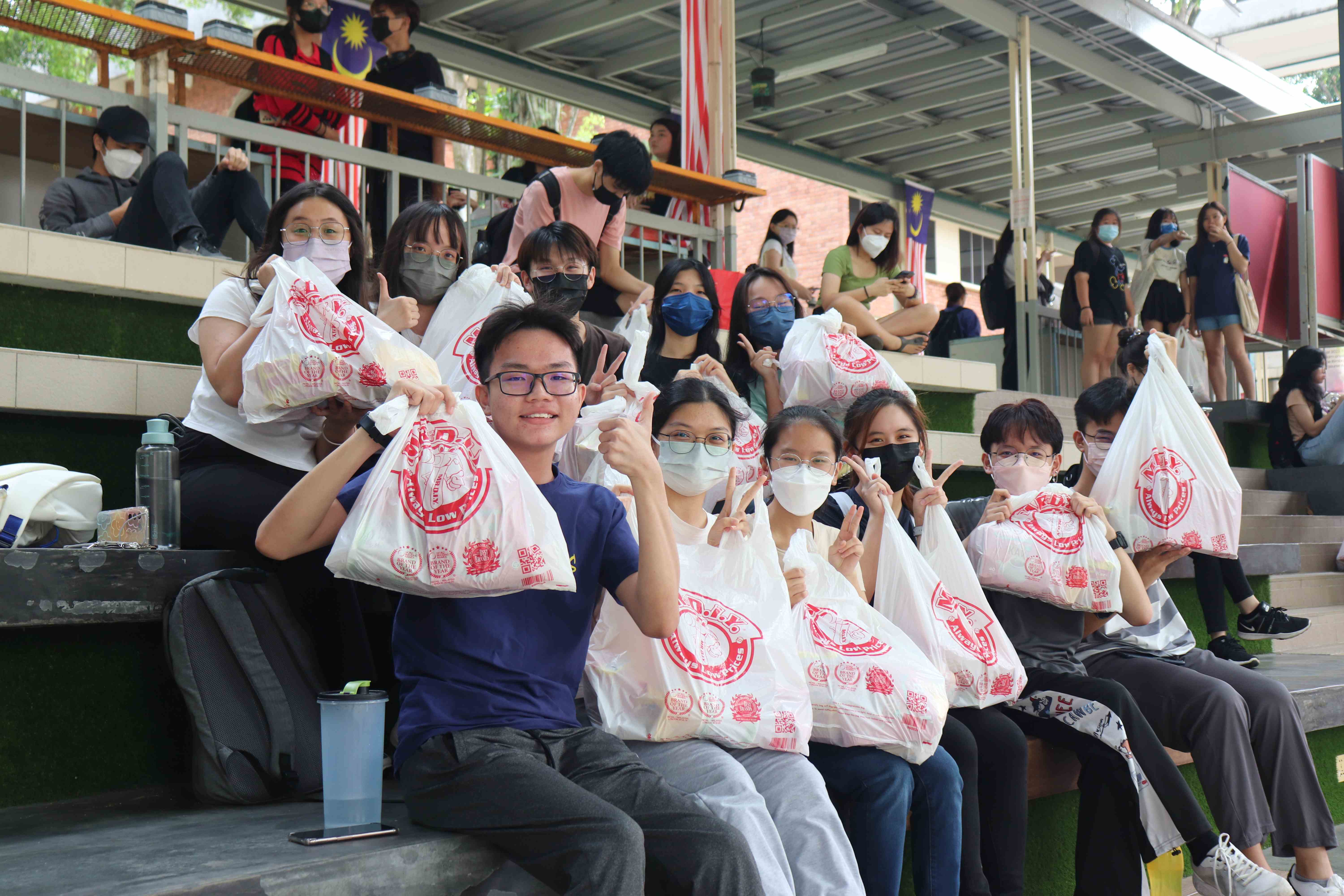 Image from: MR D.I.Y. 基金会捐赠食品包予2000名大学生