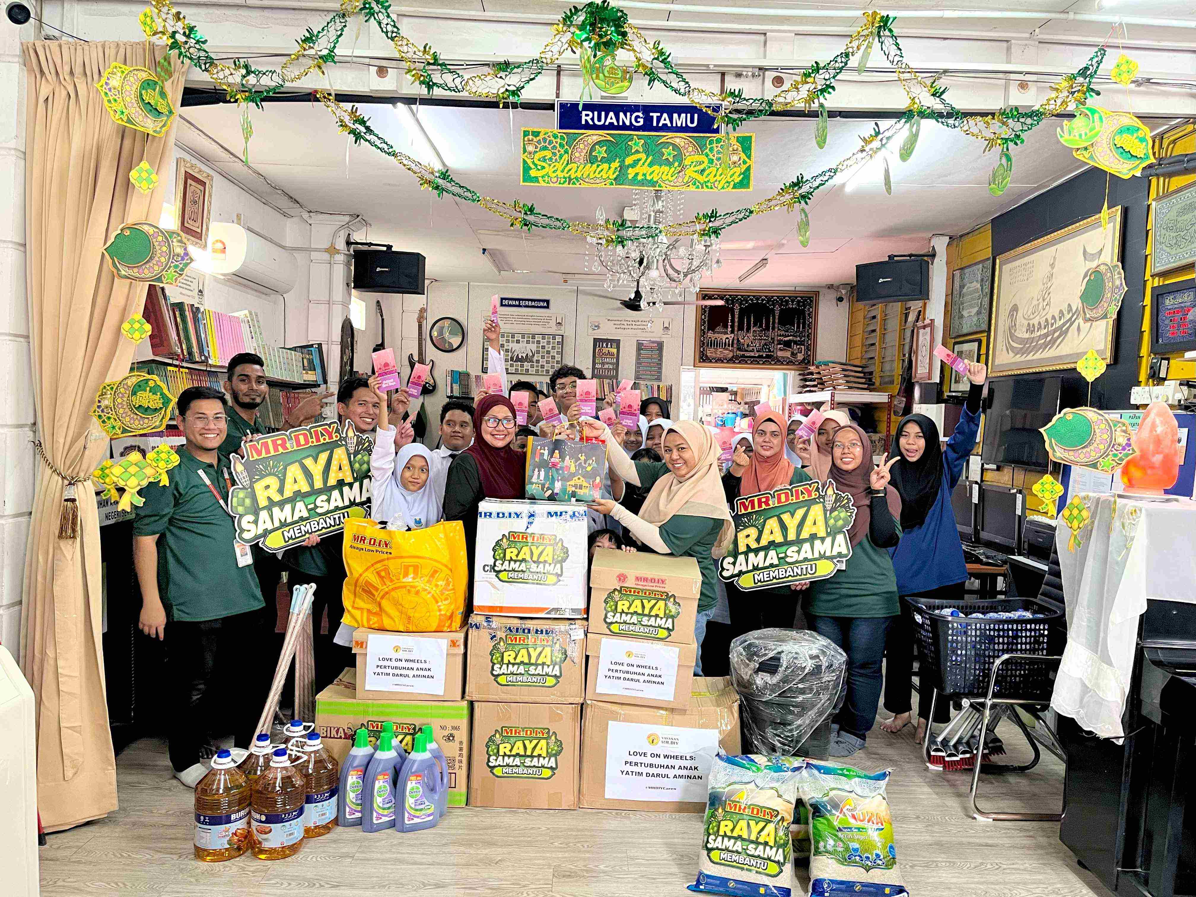 Image from: Anak-anak  ‘Rumah Titian Kaseh’ ‘Raya Sama-Sama’ Yayasan MR D.I.Y., Alif Satar dan The Locos