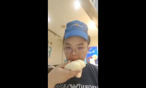 Auntie Anne’s Malaysia fires employee who went viral for sniffing & kissing dough - Mikev