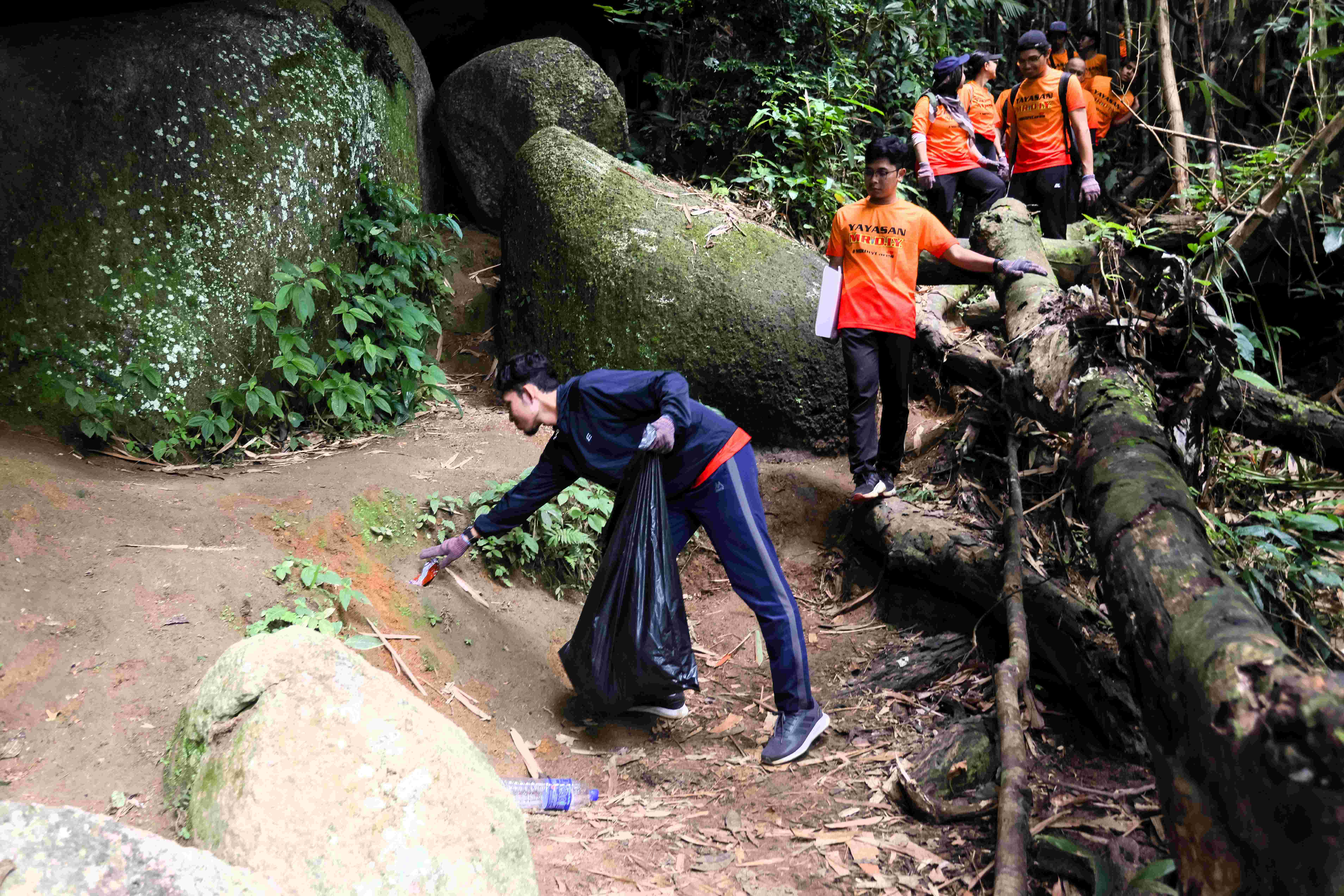 Image from: Yayasan MR D.I.Y menjadikan pendakian di Bukit Kutu lebih selamat dan selesa