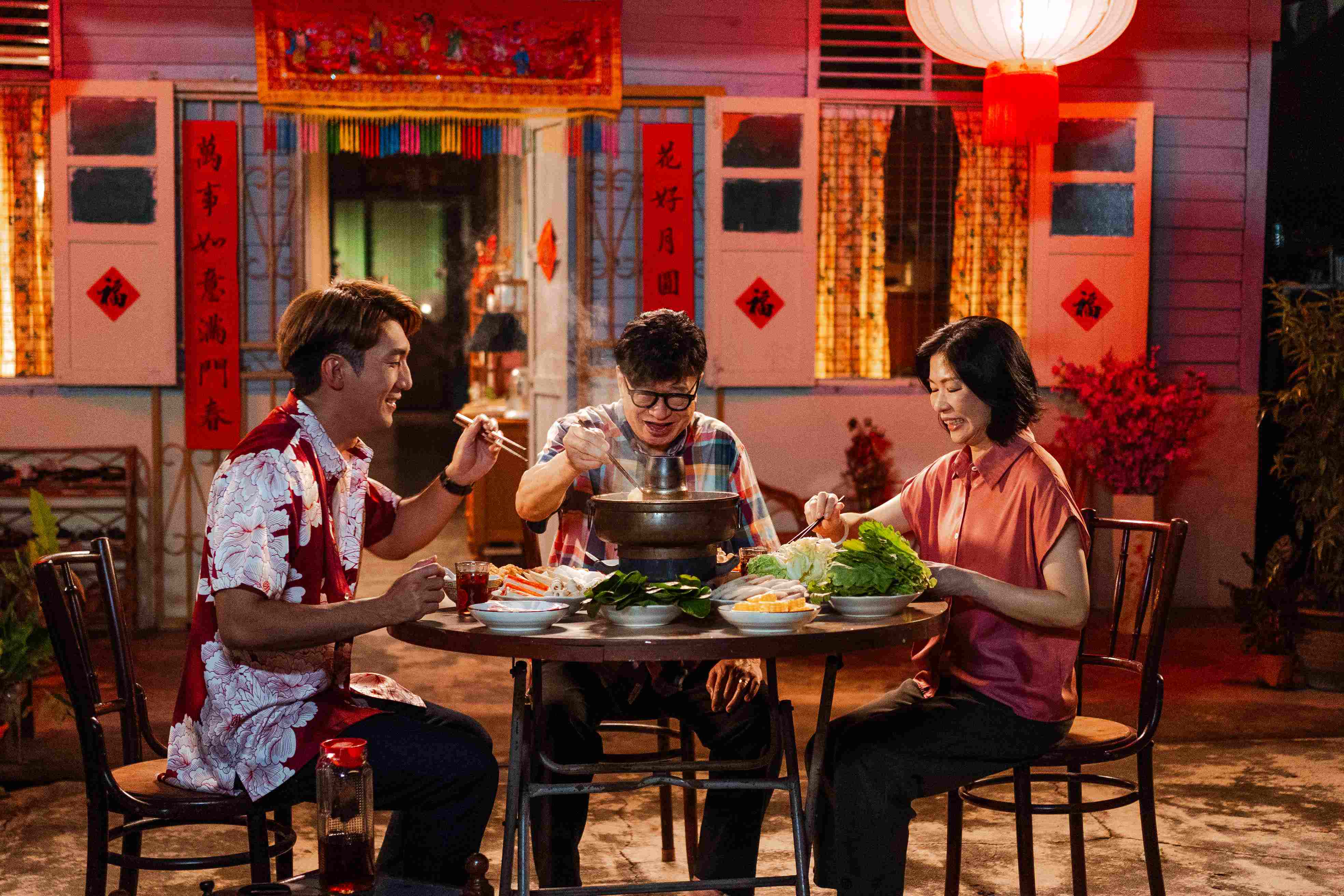 Image from: Ular-lar Tahun Baru Cina di MR D.I.Y.! Memperkenalkan filem web baru yang dibintangi Benz Hui