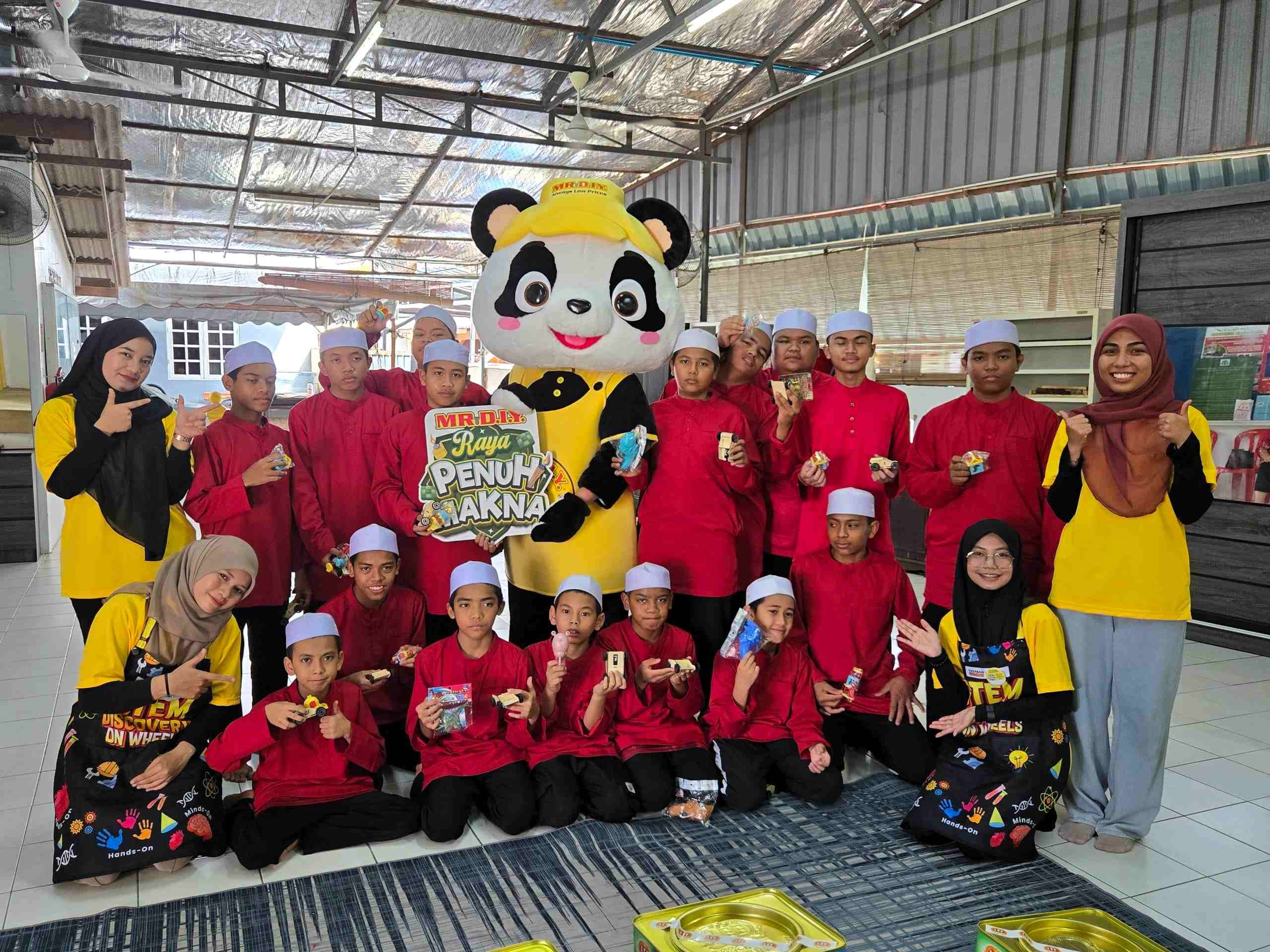 Image from: Yayasan MR D.I.Y. menyemarakkan kemeriahan perayaan dengan ‘Raya Penuh Makna’