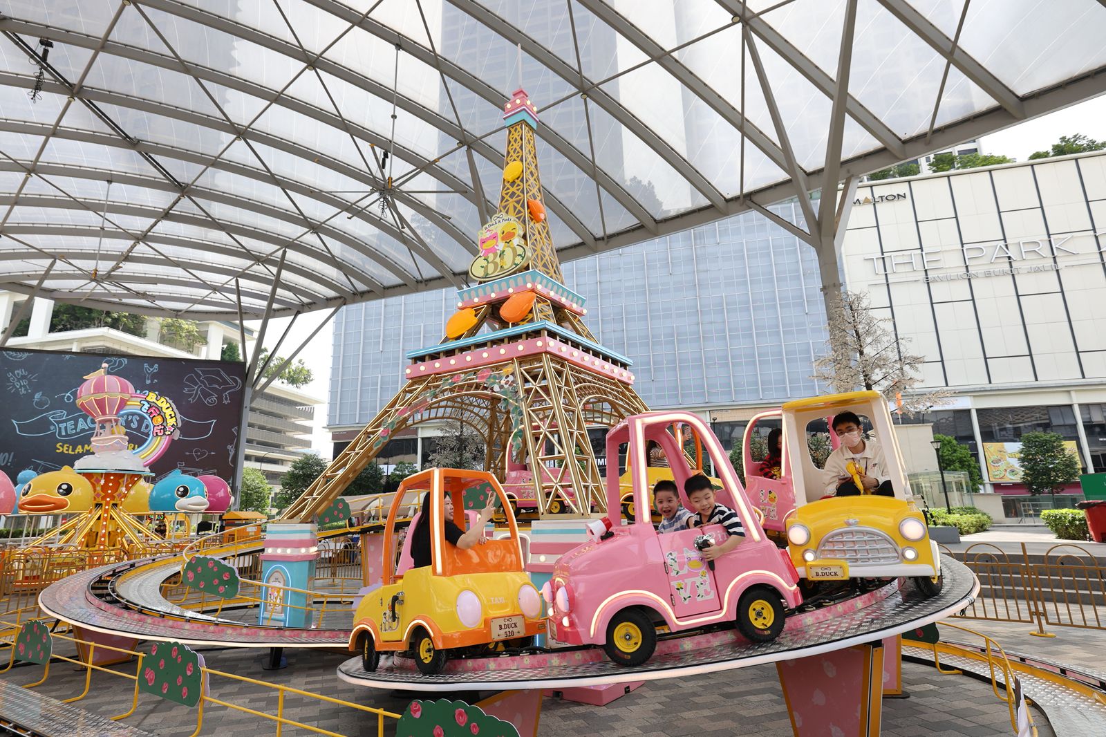 Image from: Watak Ikonik Asia, B.Duck, Melangkah Ke Pavilion Bukit Jalil Sempena Pelancaran Taman Tema Pertama Di Asia Tenggara!