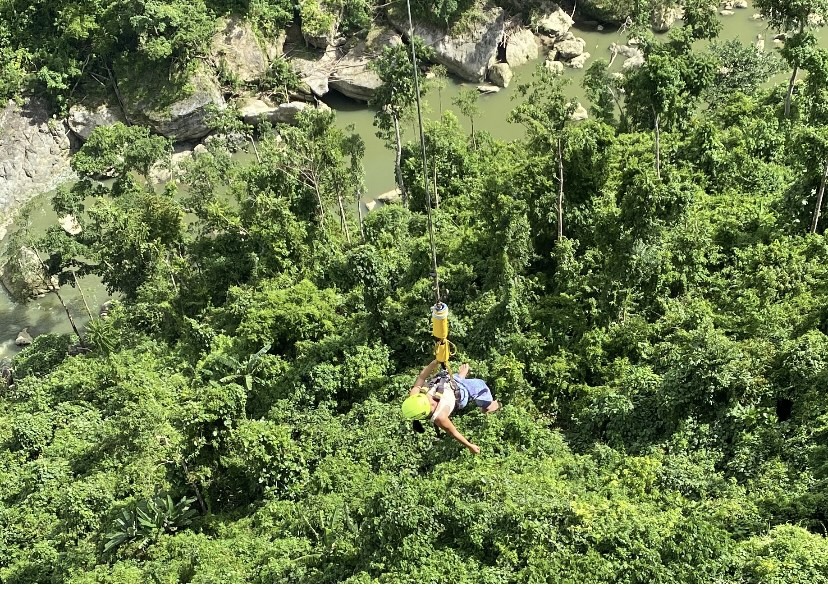 Girl jumped 70 meters free from high cliff