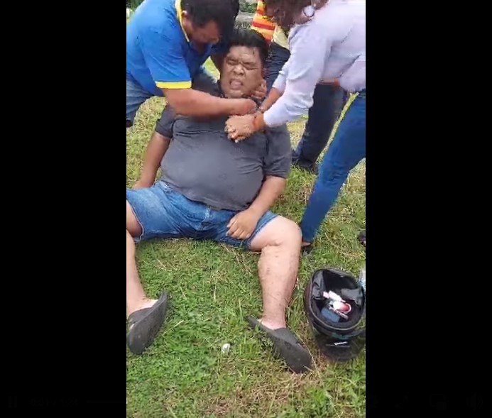 M'sians unite to rescue a motorcyclist believed to be suffering a heart attack - Purushothaman S Palanisamy