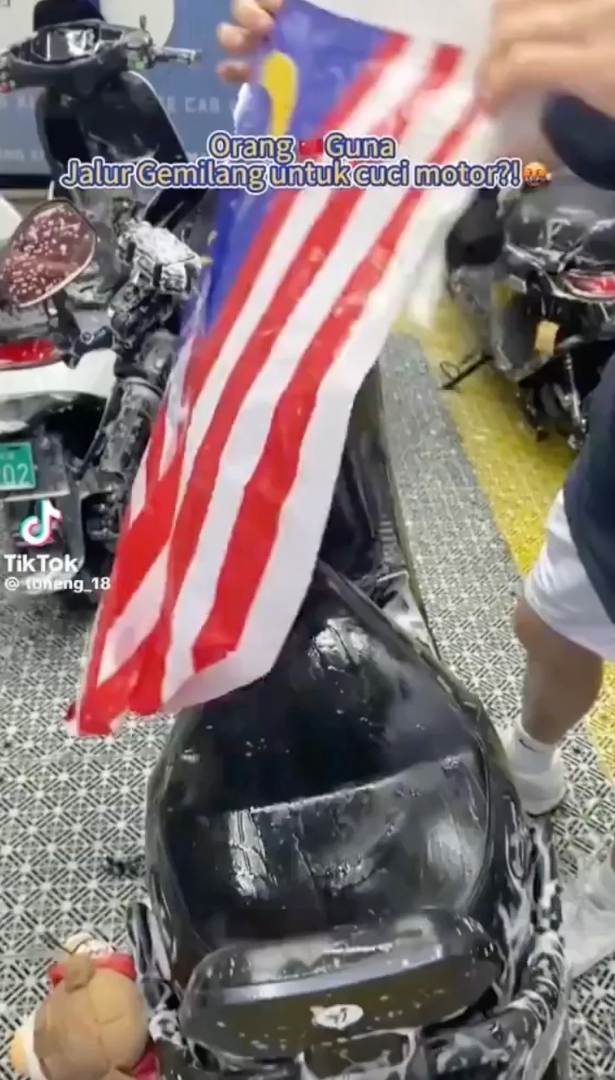 Image from: Here's why Malaysia can't take any legal action against viral video of a man disrespecting the Jalur Gemilang in China