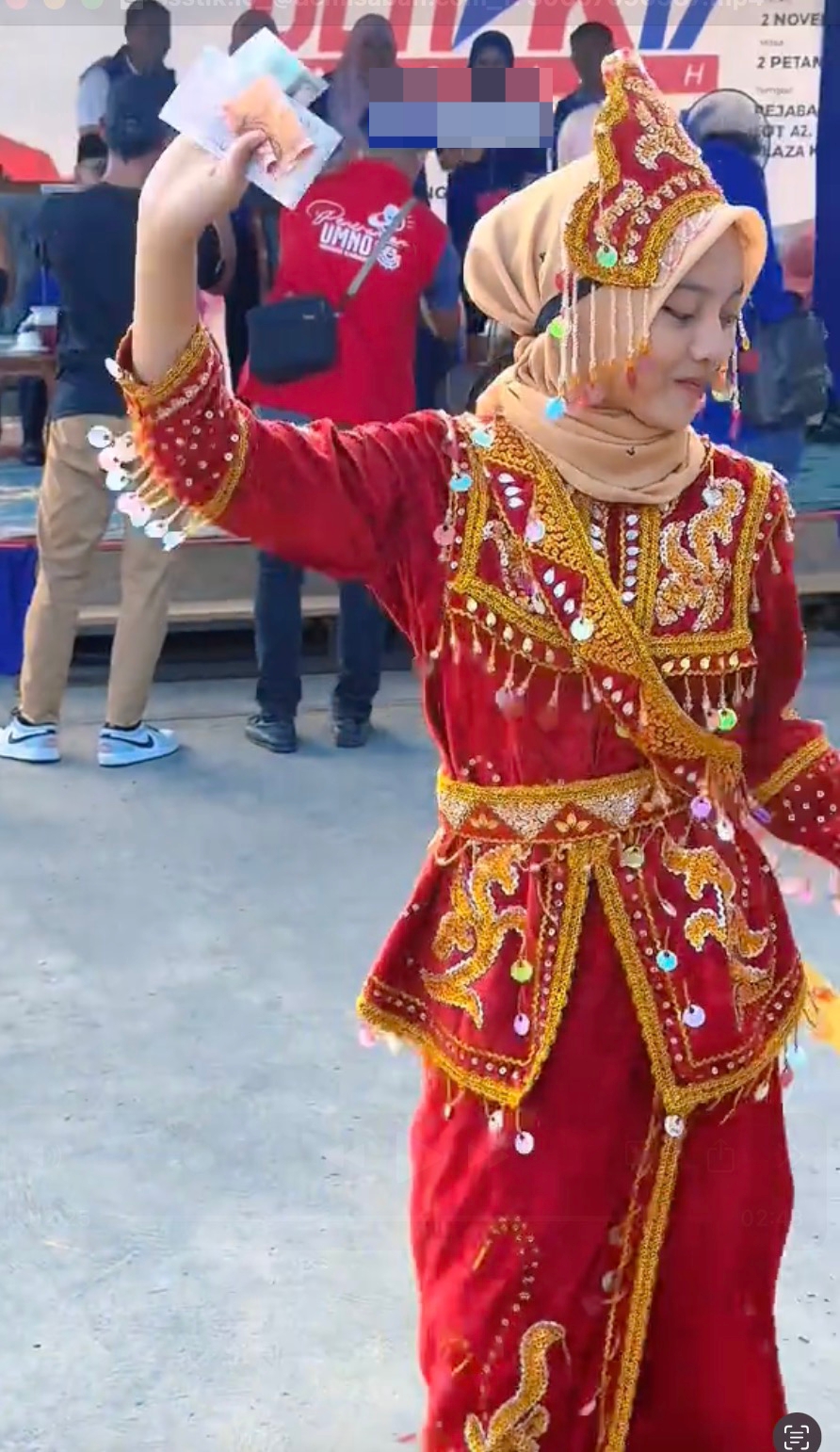 Image from: PAS insults traditional Sabah dance by insinuating it's corrupt and immoral in a pathetic attempt to defame Bung Moktar