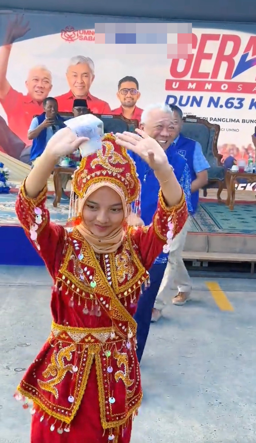 Image from: PAS insults traditional Sabah dance by insinuating it's corrupt and immoral in a pathetic attempt to defame Bung Moktar