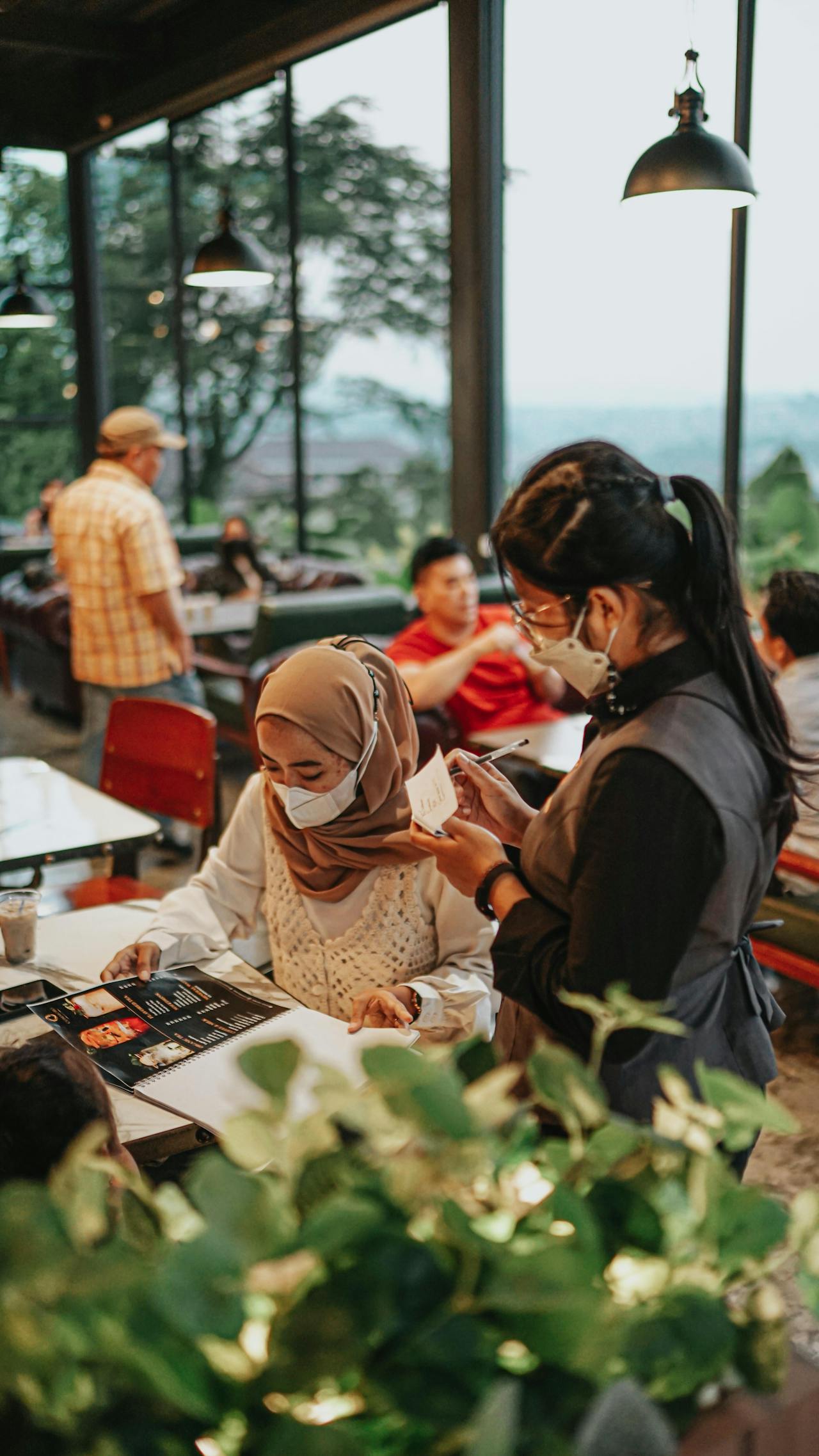 Image from: "Is this Malaysia or US?" - Woman shocked by KL eatery staff telling her to order in English instead of Bahasa Melayu