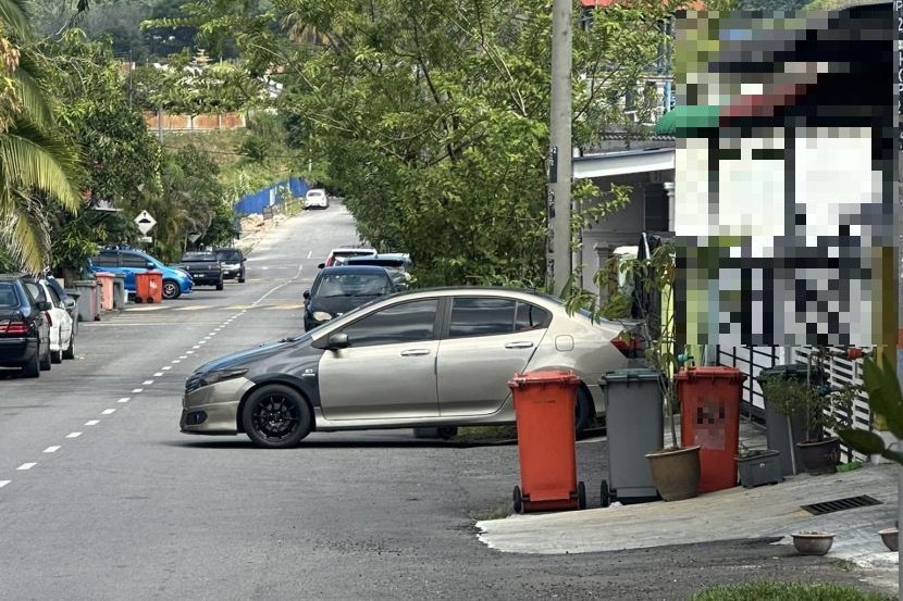 Image from: You can get up to RM5k fine for parking in front of your own house & why you probably shouldn’t worry about it happening