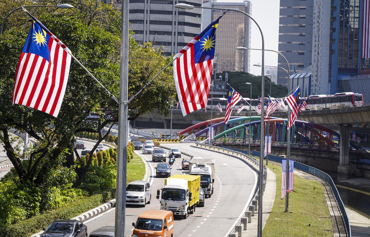 Image from: Public display of country flags beside Jalur Gemilang is illegal & punishable with up to 6-month jail in #MalaysiaKita