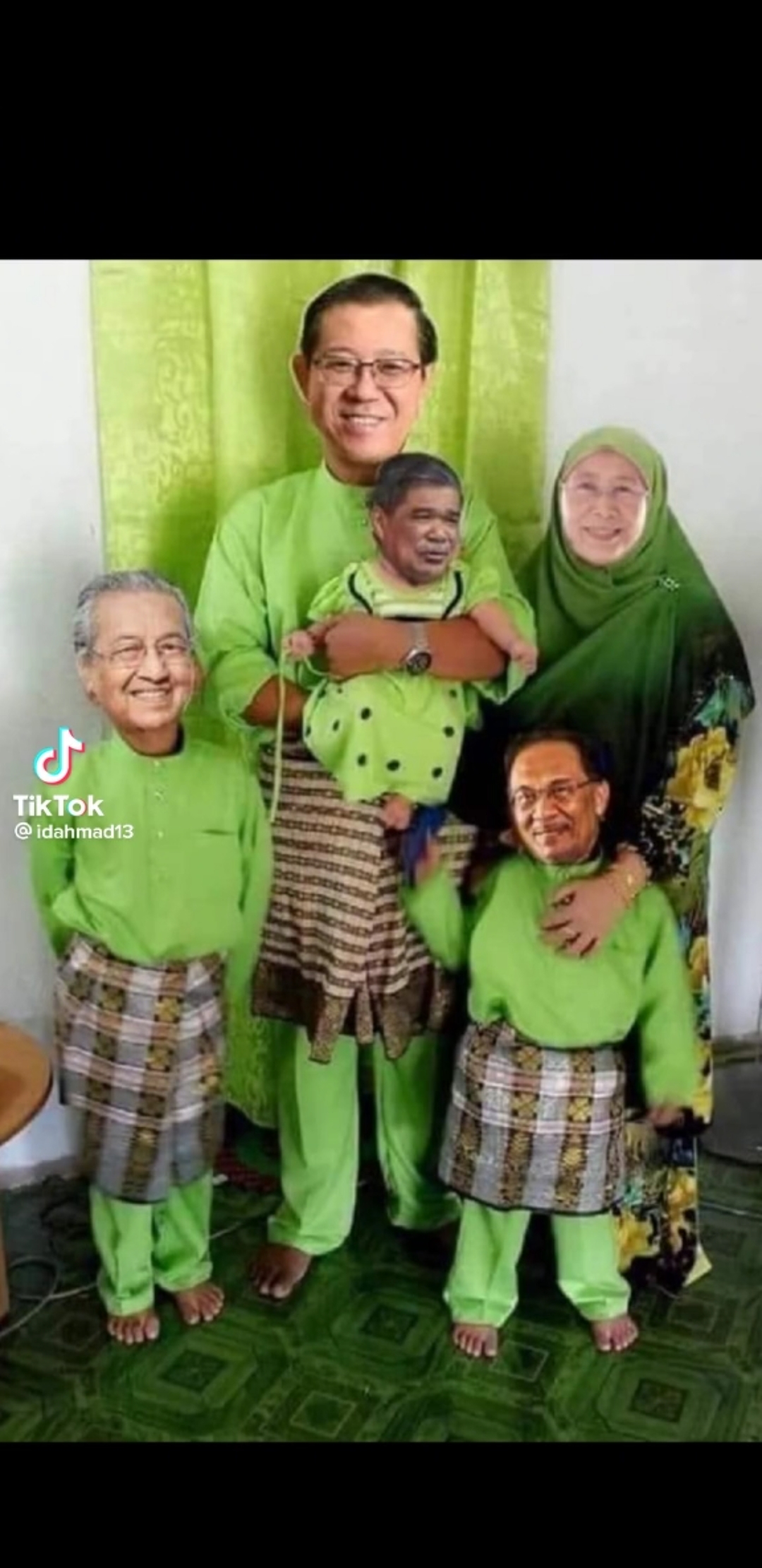 Image from: Gimmicky ads for GE15 are out, some are original like Tawfik's while others are outright copycat! #GE15