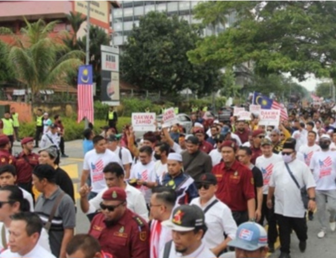 Image from: Malaysia Day: A Stark Contrast in Political Participation (Keretapi Sarong versus Save Malaysia rally)