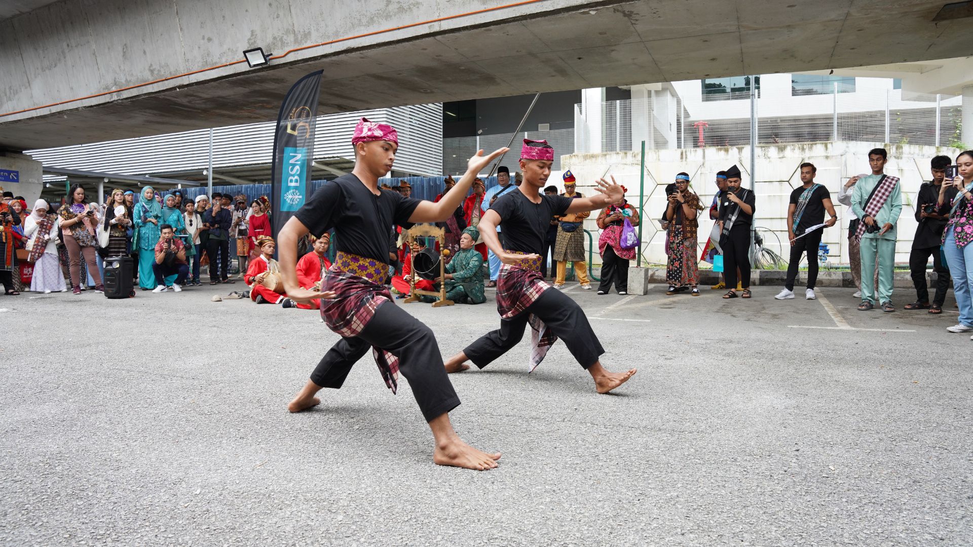 Image from: Skuad Sarong BSN Warnai Keretapi Sarong Sempena Hari Malaysia 2024