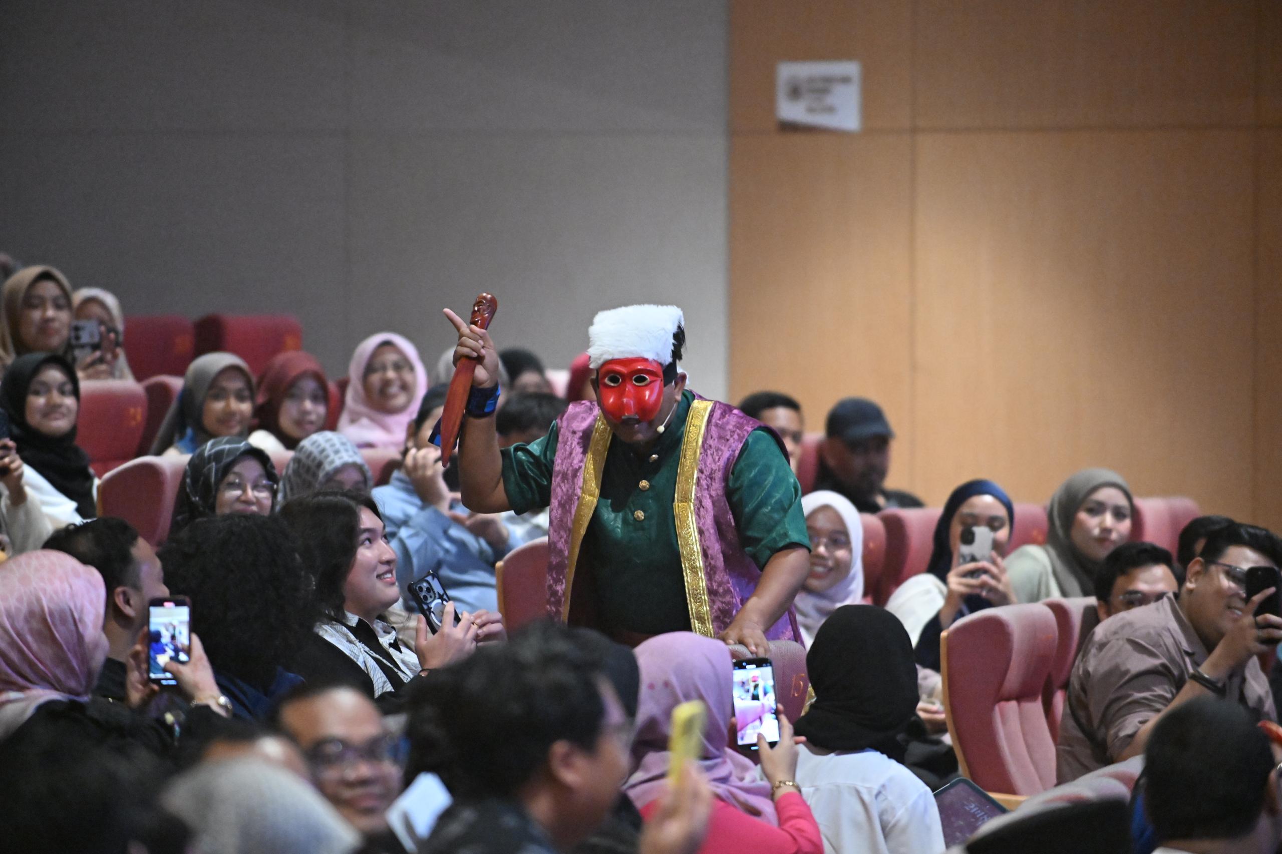 Image from: Mek Mulung Siri Jelajah 2: Menyemarakkan Seni Warisan di Johor Bahru