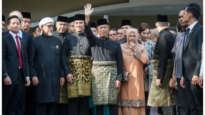 Image from: After "Denying" Anwar... Dr M Hails Badawi's "Peaceful" Handing Over Of PM Post - "The Malaysian Way?!" 