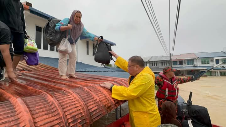 Image from: Minister of Tourism ditched Chinese New Year celebration to help Bintulu's flood victims. 