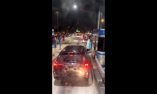 Lorry driver gets frustrated as group of Mat Rempit gather near toll exit - irfanzuhairi_