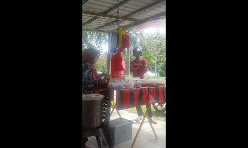 Woman breaks down and screams after money was stolen from her food stall - Masjida Yanti Nasution