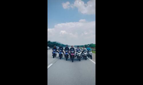 Motorcyclists seen riding in tight formation in middle of road - VideoViralMalaysia