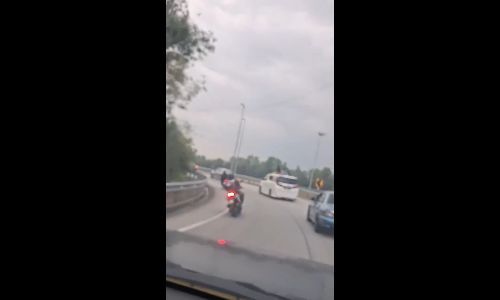 Man and woman seen sitting on top of a moving car - VideoViralMalaysia