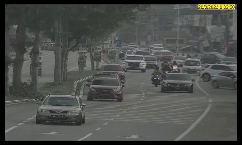 Sudden lane change leaves car rear-ended by lorry - Yu KH