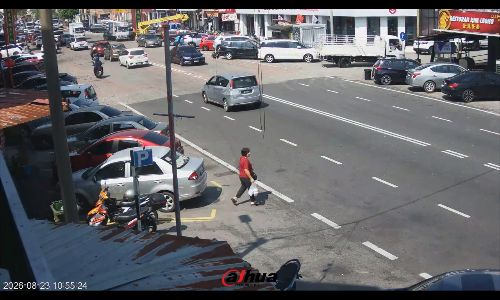 Motorcyclist crashes into car door as passenger opens it - Yu KH