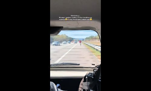 Man risks safety to remove stray lorry tyre from highway - atkhnai