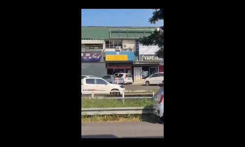 Elderly driver hits shop after accidentally stepping on accelerator in Tawau - Dun Sindumin Sipitang