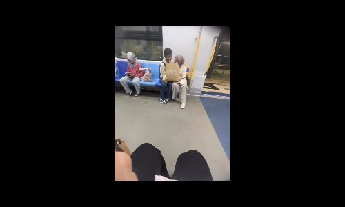 Couple’s intimate behaviour on MRT draws attention from fellow passengers - siputihgebu_