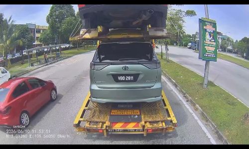 Motorcyclist skids at junction, narrowly avoids lorry collision during turn - awarabz