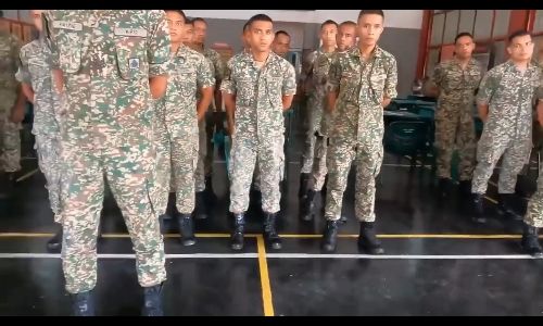 Soldiers undergo snake endurance test as cobra slithers among them - ar.mfrds