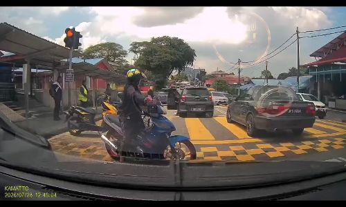 Child chases after parents' car before falling onto road outside school - isu_semasa.my