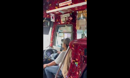 Toyota Yaris driver allegedly brake-checks bus after being honked at on KLIA route - irfnn.ihtisym