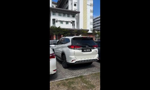 Driver reverses over divider to escape double-parked spot at HTAR Klang - fatimah_tajudin